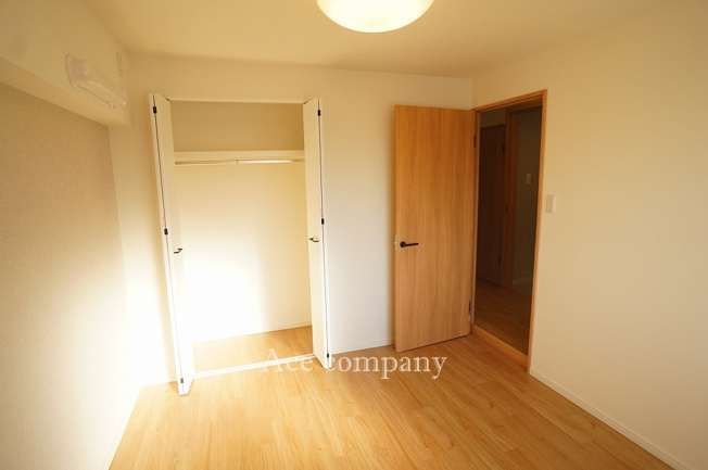 【寝室】 | グランドハイツ八尾 | 【洋室6帖】クローゼット完備です♪