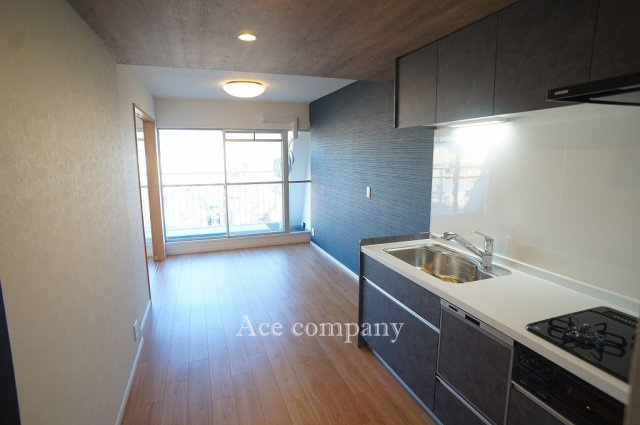 【居間・リビング】 | グランドハイツ八尾 | 【DK：約9帖】ワイドサッシ☆エアコン先行配管済みです☆