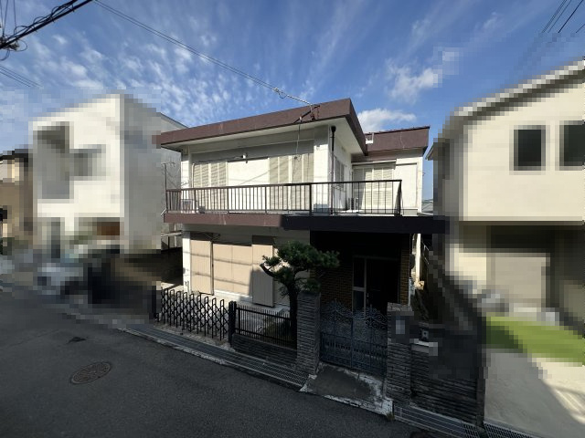 神戸市垂水区美山台1丁目の外観パース|【前面道路含む現地写真】
第一種中高層住居専用地域に位置しており、周辺は戸建が建ち並ぶ住宅街です。生活利便施設も身近に揃っており、落ち着いた快適な暮らしを実現できます。