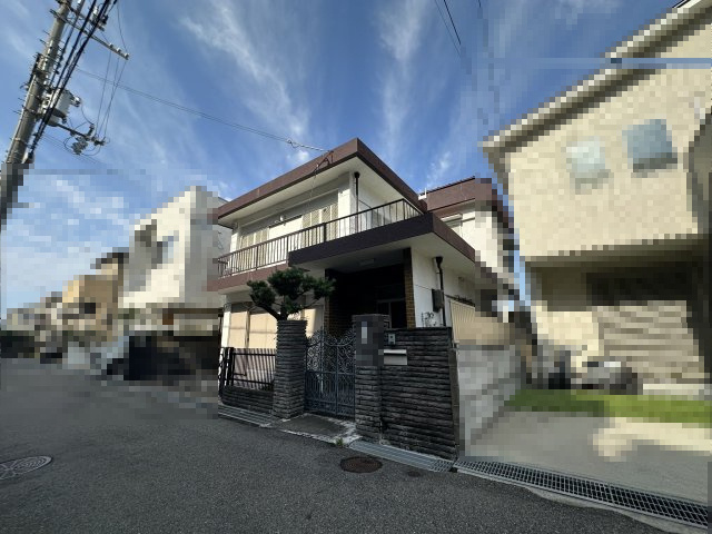 神戸市垂水区美山台1丁目の外観|【前面道路含む現地写真】
前面道路幅員は約4m。アスファルト舗装されており、凹凸が少ないので、自転車やベビーカーでもスムーズに通行できます。