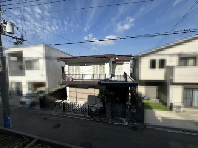 神戸市垂水区美山台1丁目の周辺|【前面道路含む現地写真】
現状古家ありのため、隣家との間隔や日当たりをイメージしやすいです。近隣住居からの見え方を確認しながら、プライバシー性の高い家づくりができます。