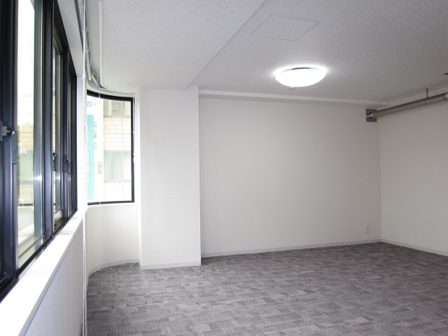 クロガネビルの居間・リビング