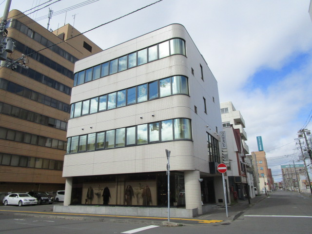 クロガネビルの外観