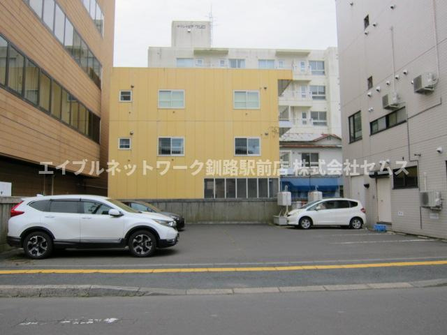 クロガネビルの駐車場