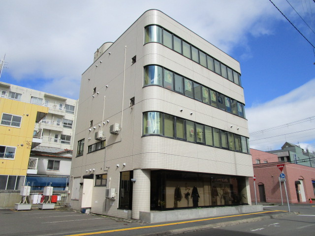 クロガネビルの外観