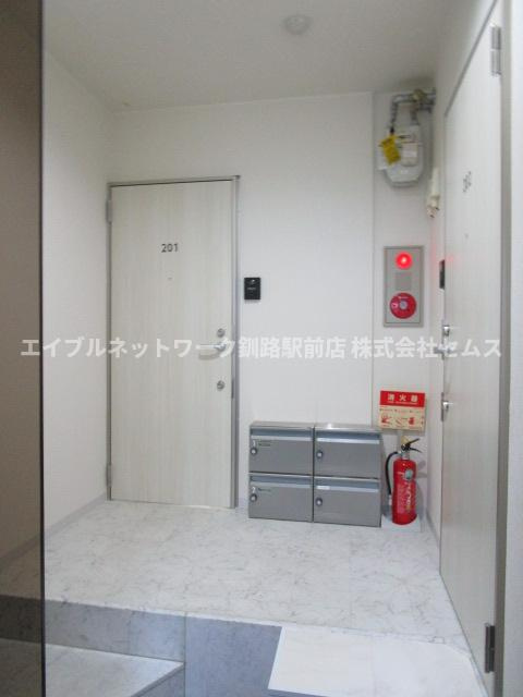 クロガネビルのエントランス