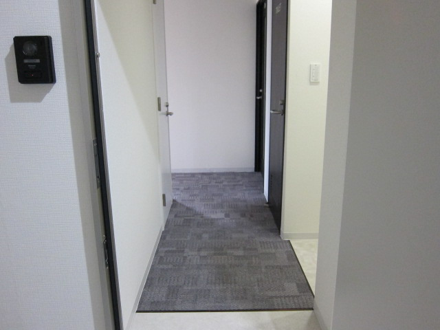 クロガネビルの玄関
