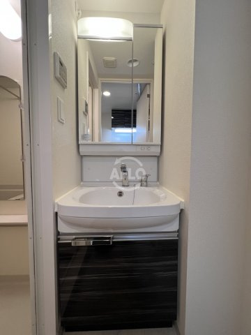 ファステート都島テーラーの独立洗面台|独立洗面化粧台が付いています