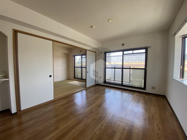 エバーグレイス森本の居間・リビング