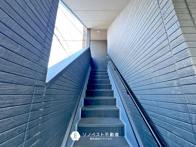 大阪市生野区南巽一棟のその他共用部分|共用部の階段には手すりがついているので転倒防止に役立ちますね！