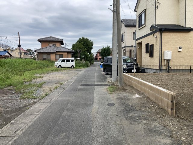 Blooming　Garden　行田市桜町１丁目（平屋戸建）の前面道路含む現地写真