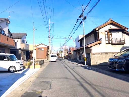 Blooming　Garden　行田市桜町１丁目（平屋戸建）の前面道路含む現地写真