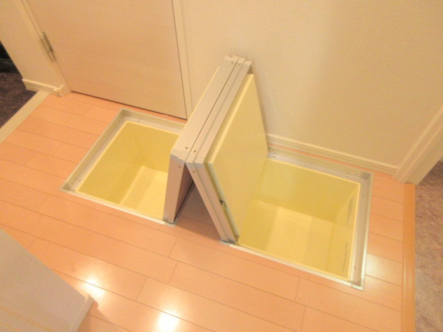 カサ・デ・オリーバＲの居間・リビング|★床下収納完備★