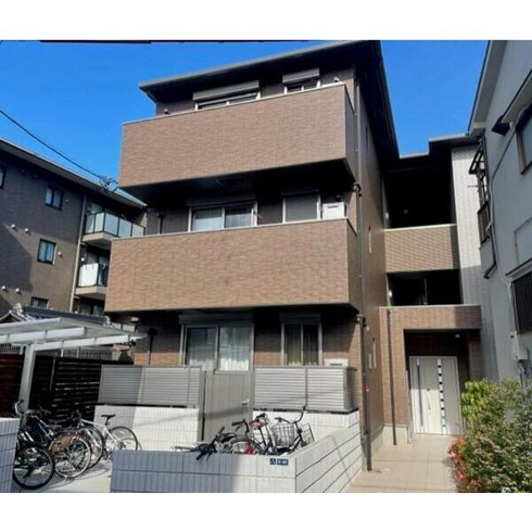 オートロックで外部の人間が簡単に出入りできないため安心です。