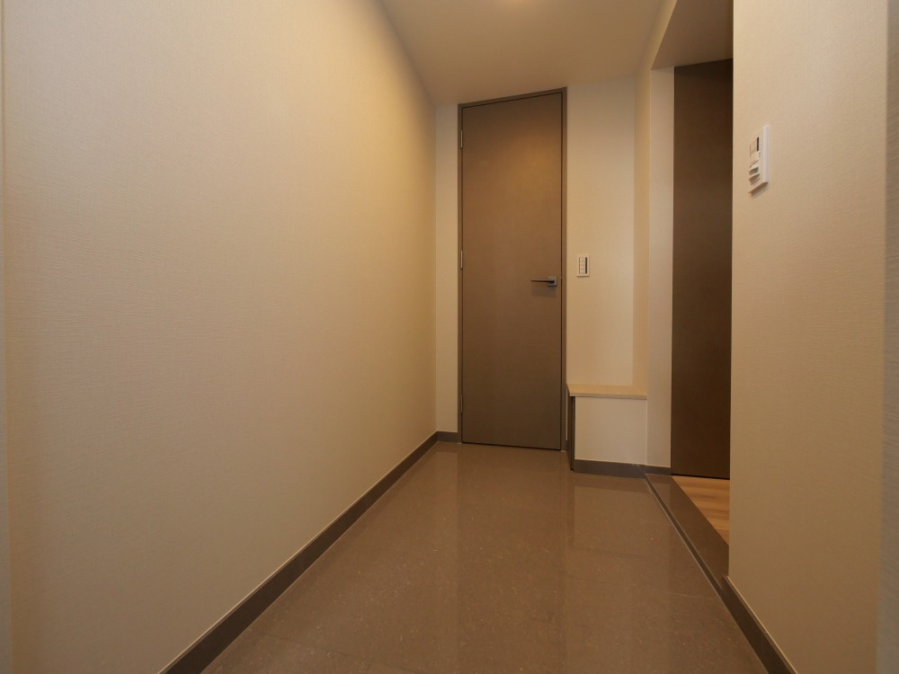 コンフォリア・リヴ北浜淡路町の玄関