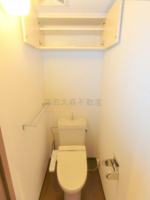 セリゼ雪が谷のトイレ|吊り棚と温水洗浄便座付きのトイレ