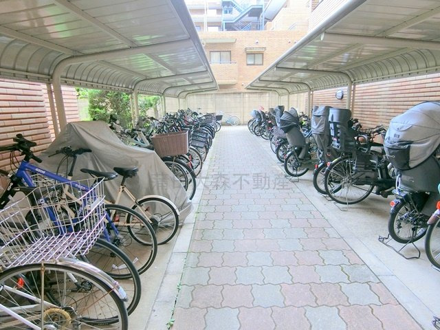 セリゼ雪が谷のその他共用部分|屋根付きラック式の駐輪場