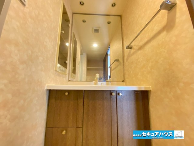 サンハウス大府駅　の独立洗面台|【洗面台】
◆鏡の横にはたっぷりと収納スペースを標準装備！
◆電源を付属しているのでドライヤーなど利用できます。