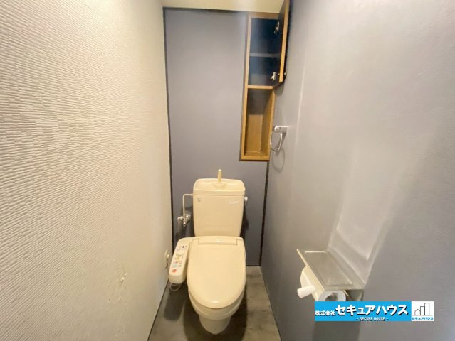 サンハウス大府駅　のトイレ|【高機能トイレイ】
◆高機能トイレの多くは便器のフタの開閉が自動であり、使用後に手動で水を流す面倒もなく非常に便利です。スタイリッシュな見た目で、お掃除しやすく、節水効果が高いです。
