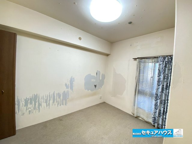 サンハウス大府駅　の洋室|【約６帖の洋室】
◆広々とした居住空間は日々の暮らしを彩り、心のやすらぎと満足感を与えてくれます。通風と採光を考慮した設計は子供たちはのびのび育ち、家族でくつろぎと団らんを生み出します。