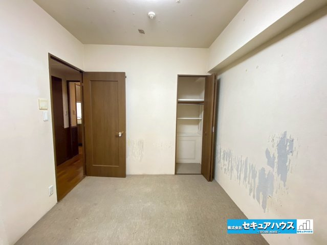 サンハウス大府駅　の洋室|【約5,1帖の洋室】
◆家族一人ひとりの大切なプライベート空間。趣味に合わせて使って頂けるようシンプルに仕上げてあります。暮らし心地を大きく左右する収納を、適材適所に配置し使い勝手を考慮しました。　