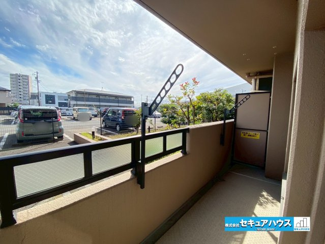 サンハウス大府駅　のバルコニー|【バルコニー】
◆見晴らしもよく、太陽の温かな温もりをめいっぱい受け止めてくれます。
太陽の光と爽やかな風を受けたお洗濯物はあっという間に乾き、取りこむ時には太陽の匂いを感じられそうですね。　