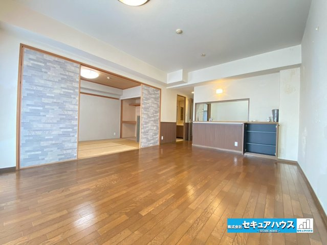 サンハウス大府駅　の居間・リビング|【約13.3帖のLDK】
◆通学から帰宅し、リビングルームで会話を楽しむ子ども達。リビングから臨む景色は太陽色に染まり、解放感溢れゆったりとしたひと時を過ごすことが出来る素敵な空間です。