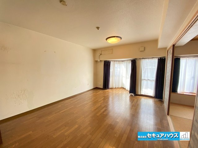 サンハウス大府駅　の居間・リビング|【約13.3帖のLDK】
◆大きな窓からは採光を取り入れることができます。