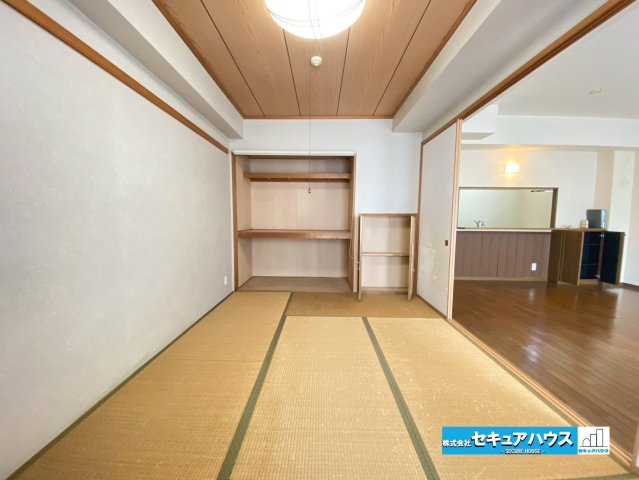 サンハウス大府駅　の和室|【約６帖の和室】
◆多目的スペースとして活用できること、リビングと一体化して広く見え、くつろぎやすいこと、畳による調湿効果やリラックス効果が期待できます。