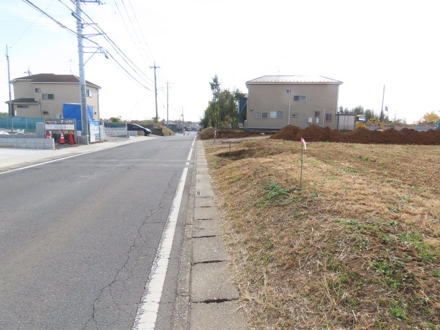 坂戸市成願寺売地の前面道路含む現地写真