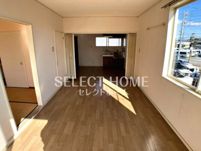 【居間・リビング】 | グランパスB | こちらのリビングで趣味の時間をお楽しみください