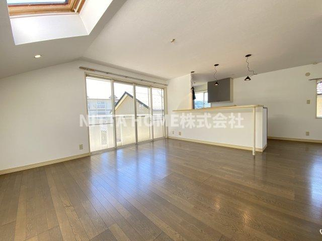 福知山市土師新町２丁目の一戸建ての居間・リビング|明るい室内です♪