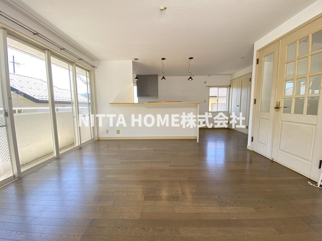 福知山市土師新町２丁目の一戸建ての居間・リビング|明るいリビングが魅力的◆