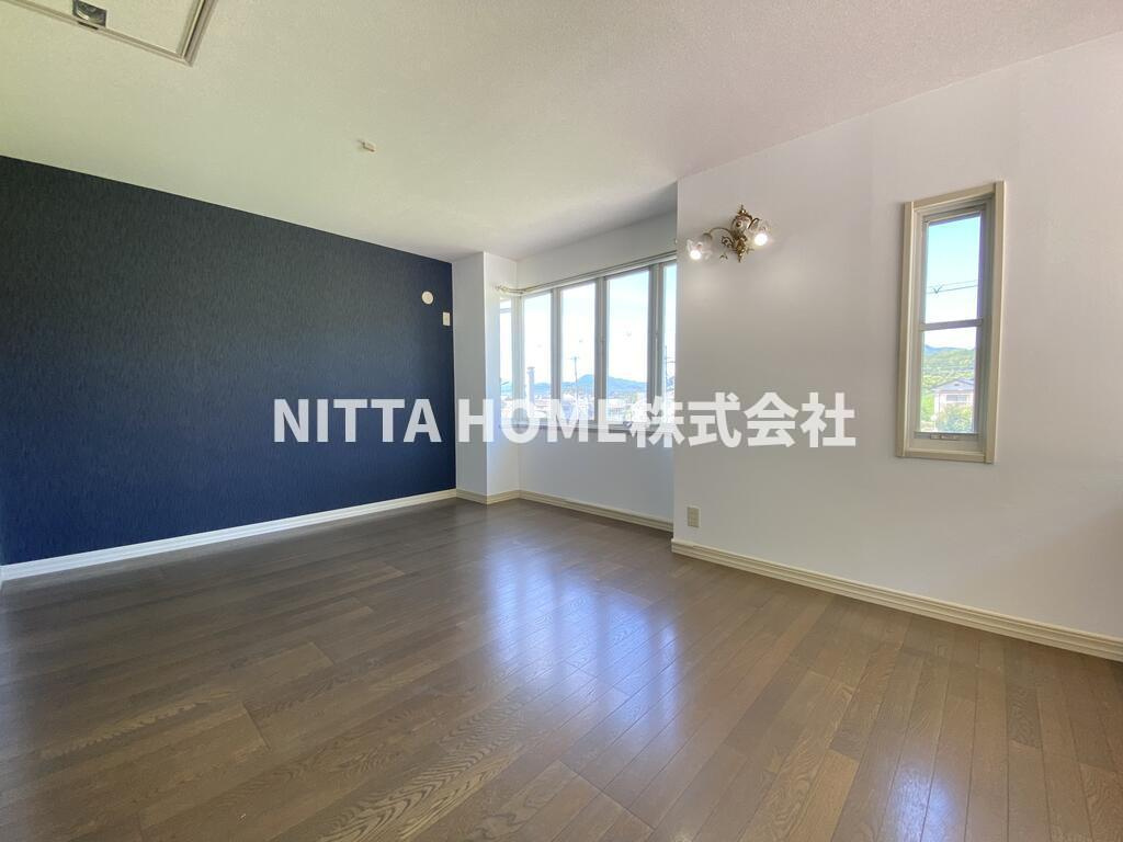 福知山市土師新町２丁目の一戸建ての内装|アクセントカラーのクロスがオシャレです♪