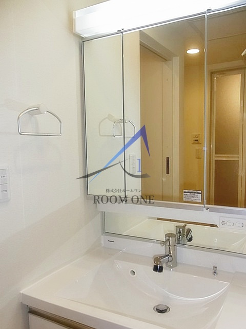 へーベルメゾン小杉町の洗面所|独立洗面台です。