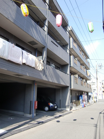 芳垣ハイツのエントランス|バルコニー側は日当り良好