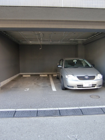 芳垣ハイツの駐車場|敷地内駐車場は屋根付