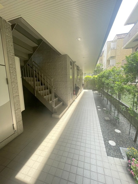 ヴィラージュ宮崎台のロビー|手入れの行き届いた共用廊下