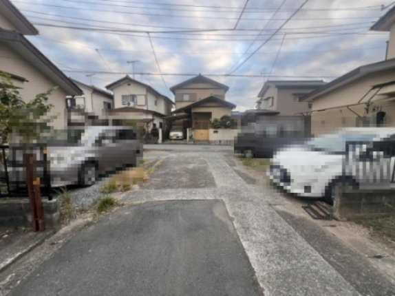 大里郡中古戸建　駐車スペースありの前面道路含む現地写真