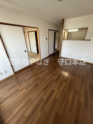 【居間・リビング】 | コーポ小林 | こちらのリビングで趣味の時間をお楽しみください