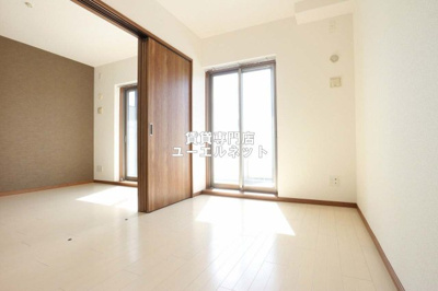 【寝室】 | ガルデン穂波 | 明るく開放感のある居室で、自分だけのくつろぎ空間を。