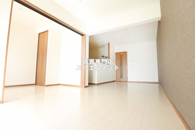 【居間・リビング】 | ガルデン穂波 | ゆったりとくつろげる、落ち着きのある居室空間です