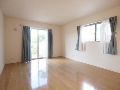 【寝室】 | 半町４丁目戸建 | 広くて明るい寝室