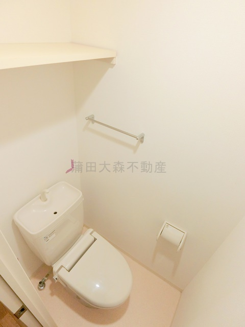 シンシア蒲田セカンドステージのトイレ|棚と暖房便座付きのトイレ　