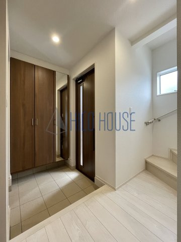 BLOOMING MAISON川越市寺尾1号棟 の玄関