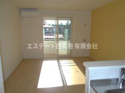 花巻市里川口町のアパートの居間・リビング