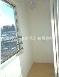 花巻市里川口町のアパートの居間・リビング|サンルームになります