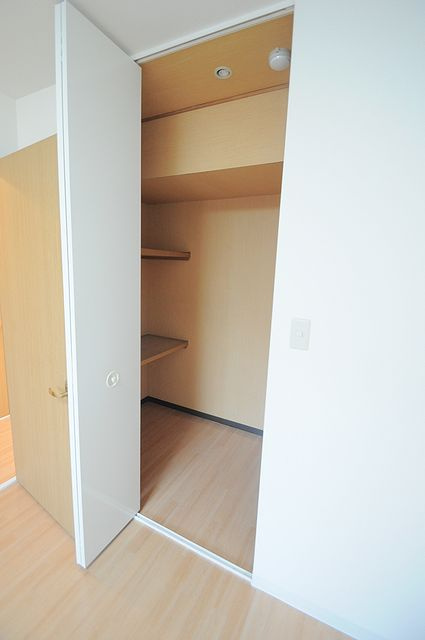 大阪市城東区成育２丁目の賃貸マンションの収納