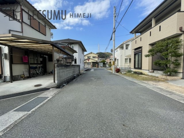 姫路市白浜町寺家2丁目/中古戸建の前面道路含む現地写真
