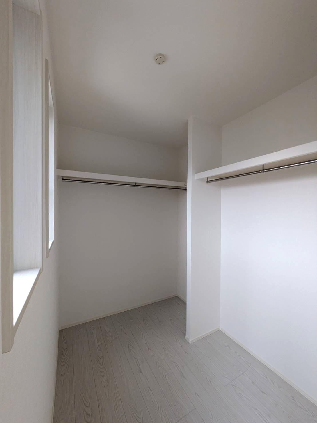 岡山市南区あけぼの町 2期の収納|◆2階南側洋室のWICは4.14㎡ありたっぷり収納できます。